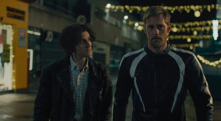 Alexander Skarsgård et Harry Melling dans « Pillion »