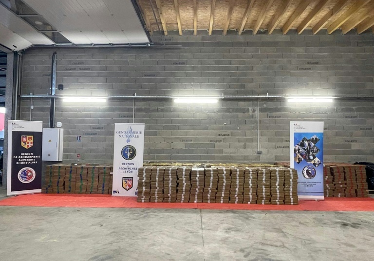 Photo fournie le 29 avril 2025 par la gendarmerie nationale montrant les neuf tonnes de cannabis saisies par les enquêteurs près de Lyon (Handout)