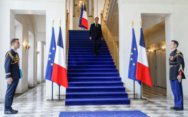 Le président français Emmanuel Macron s'apprête à accueillir au Palais de l'Elysée à Paris le secrétaire d'Etat américain et l'émissaire de Donald Trump pour une réunion sur l'Ukraine le 17 avril 2025 ( POOL / Ludovic MARIN )