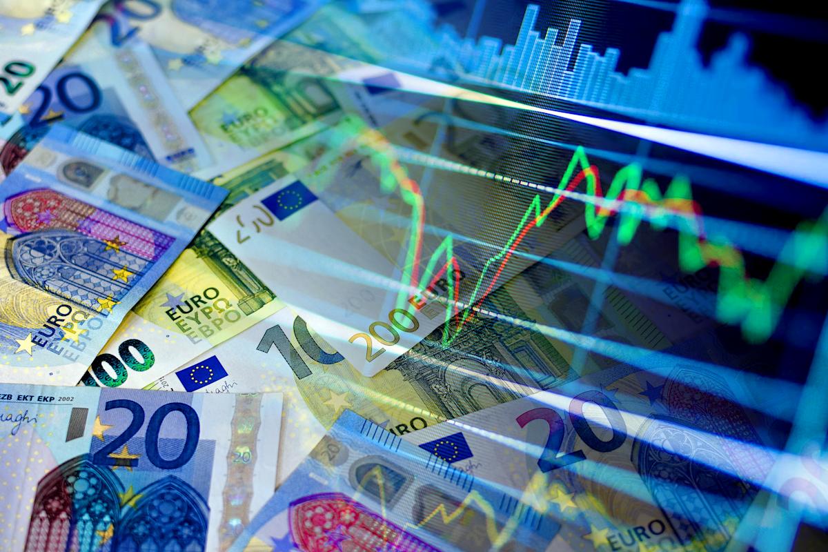 le CAC 40 clôture en forte baisse après la réplique de la Chine à Donald Trump, Wall Street dans le vert... Suivez notre direct
