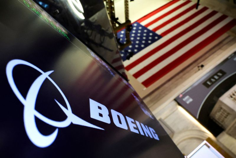 Un écran affiche le logo de Boeing sur le parquet de la Bourse de New York