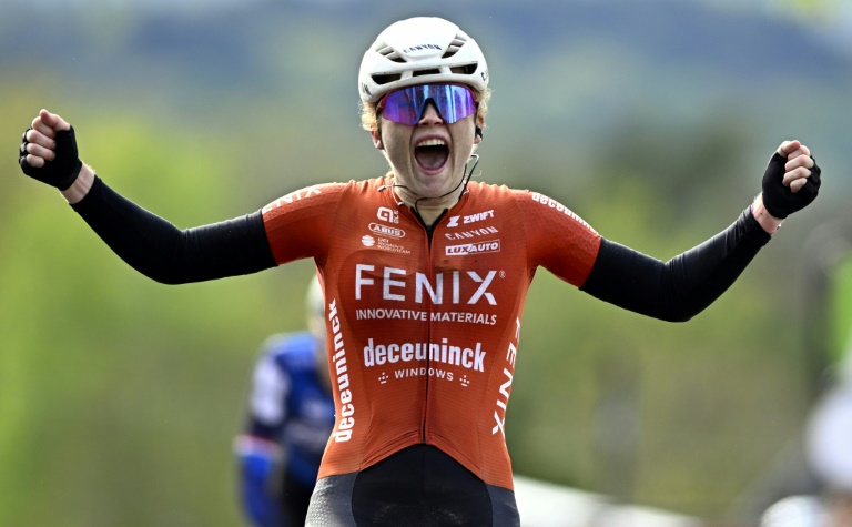 La Néerlandaise Puck Pieterse (Fenix-Deceuninck) victorieuse de la Flèche Wallonne, le 23 avril 2025 à Huy, en Belgique. (JASPER JACOBS)