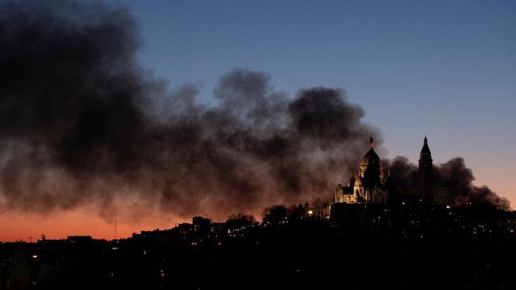 L’incendie spectaculaire qui a ravagé lundi un centre de tri des déchets dans le nord-ouest de Paris a été éteint ce mardi 8 avril.