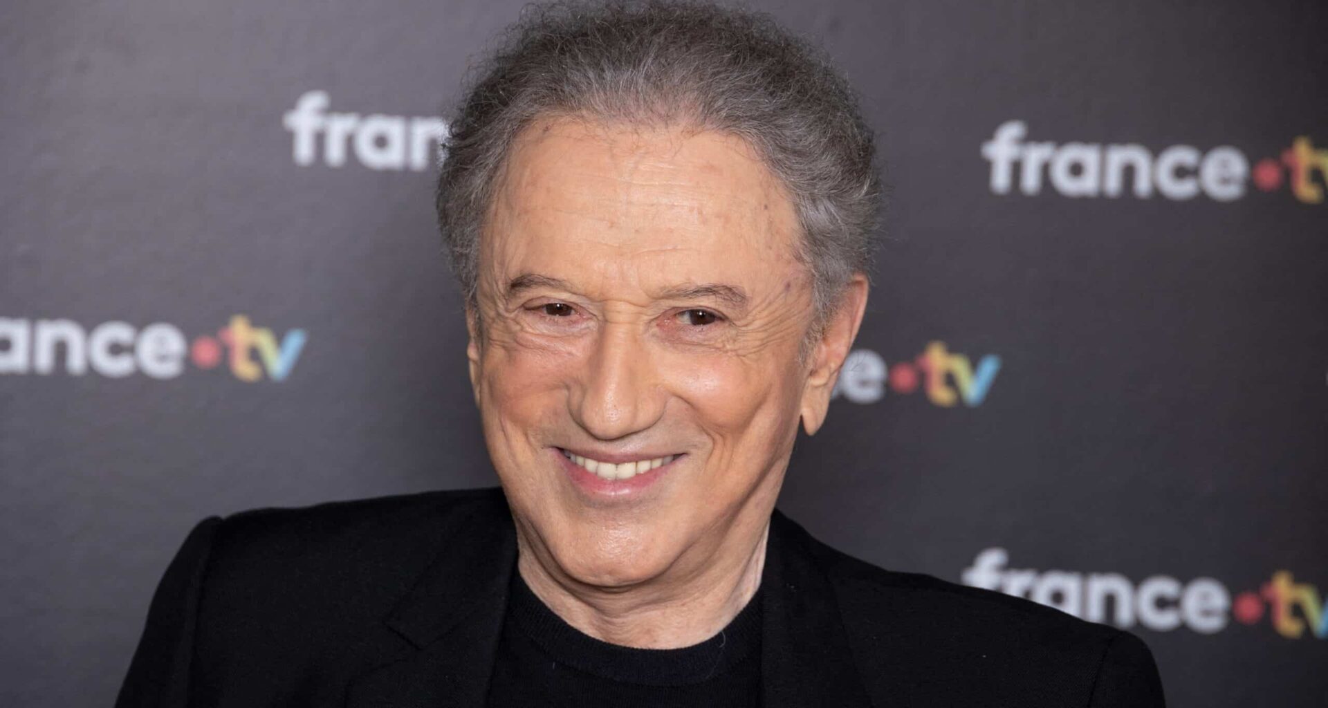 Michel Drucker tire à balles réelles : ces célébrités refusent de faire son émission et lui préfèrent Laurent Delahousse