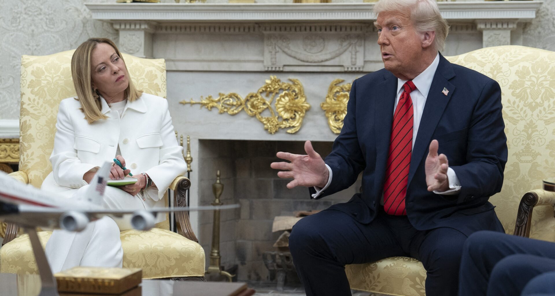 Droits de douane : Donald Trump, en se disant prêt à un accord avec l’UE, donne un satisfecit à Giorgia Meloni