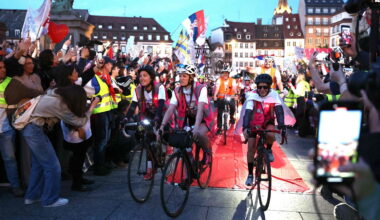 À Strasbourg, les étudiants serbes à vélo contre la corruption accueillis en héros