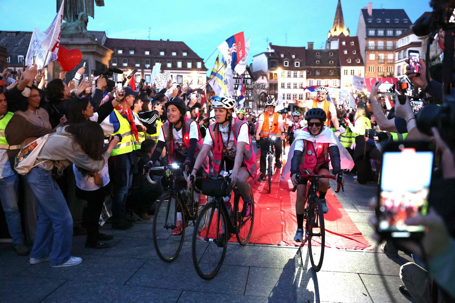 À Strasbourg, les étudiants serbes à vélo contre la corruption accueillis en héros