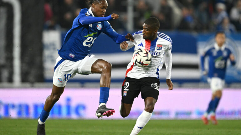 Clinton Mata (OL) face à Emegha (Strasbourg)