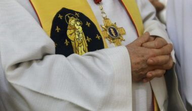 Il a « trébuché sur sa robe » : le chef de l’Église maronite du Liban se casse la hanche lors de la messe de Pâques