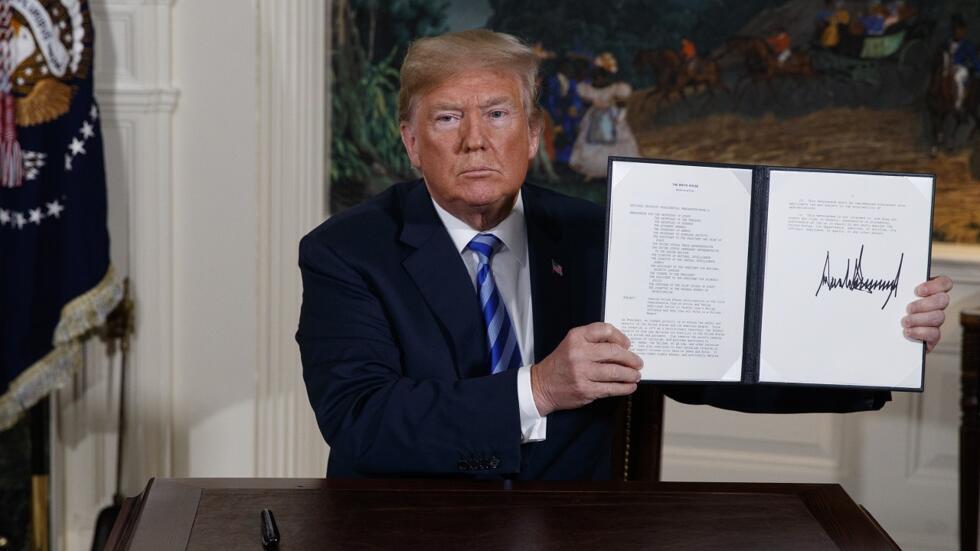 Le président américain Donald Trump montrant le document relatif au retrait des États-Unis d'Amérique de l'accord sur le nucléaire iranien, le 8 mai 2018.