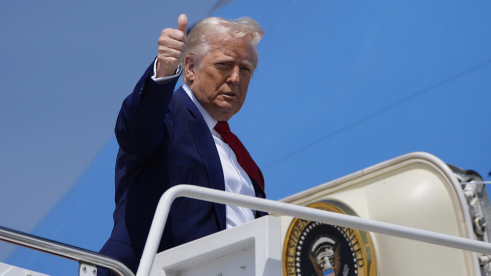 Le président Donald Trump salue la foule en montant à bord d'Air Force One, le mardi 29 avril 2025, à Andrews Air Force Base, dans le Maryland.