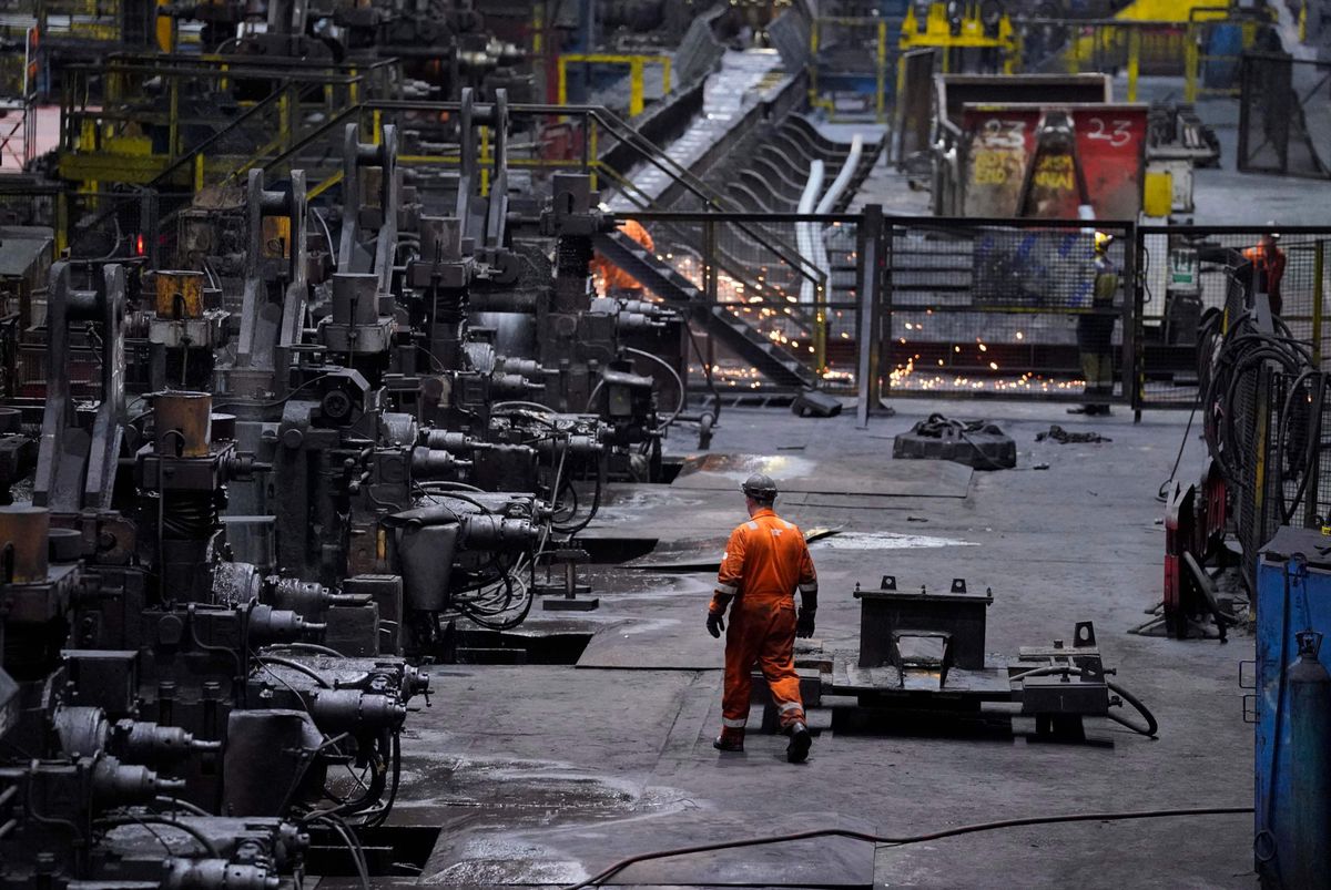 Travailleurs dans l’atelier de laminage à chaud des rails et sections du site de British Steel à Scunthorpe, Angleterre, le 17 avril 2025.