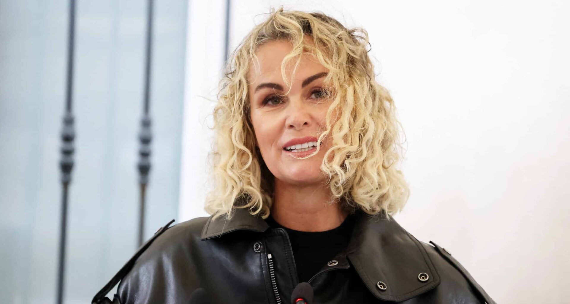 Laeticia Hallyday exténuée par la vente de la maison de Johnny à Marnes-la-Coquette : elle tente le tout pour le tout