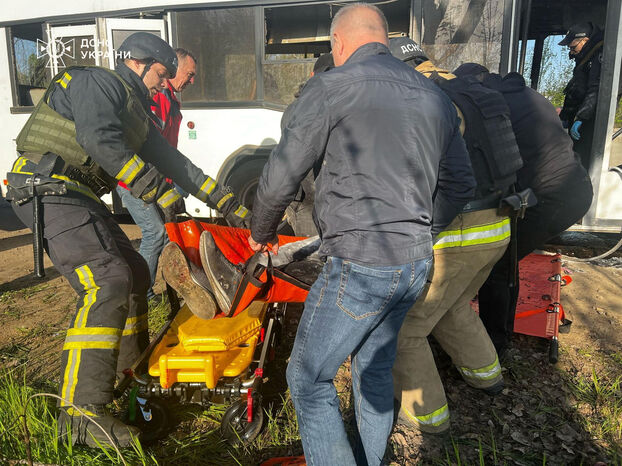 L'attaque de drone sur ce bus a fait 9 morts et plus de 30 blessés. Press service of the State Emergency Service of Ukraine/Handout via REUTERS 