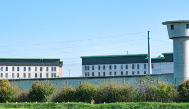 Tirs de kalachnikov, voitures brûlées, saisine du parquet antiterroriste… Ce que l’on sait des prisons prises pour cible – Libération