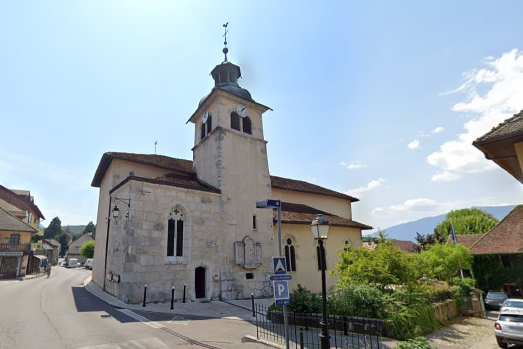 L'église de Menthon-Saint-Bernard (Haute-Savoie) fait partie des 100 premiers édifices qui seront rénovés grâce à la collecte nationale. PHOTO © Capture Google Street View