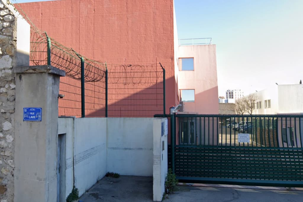 L'entrée du centre de rétention administrative du Canet, dans le 14e arrondissement de Marseille. PHOTO © Capture Google Street View