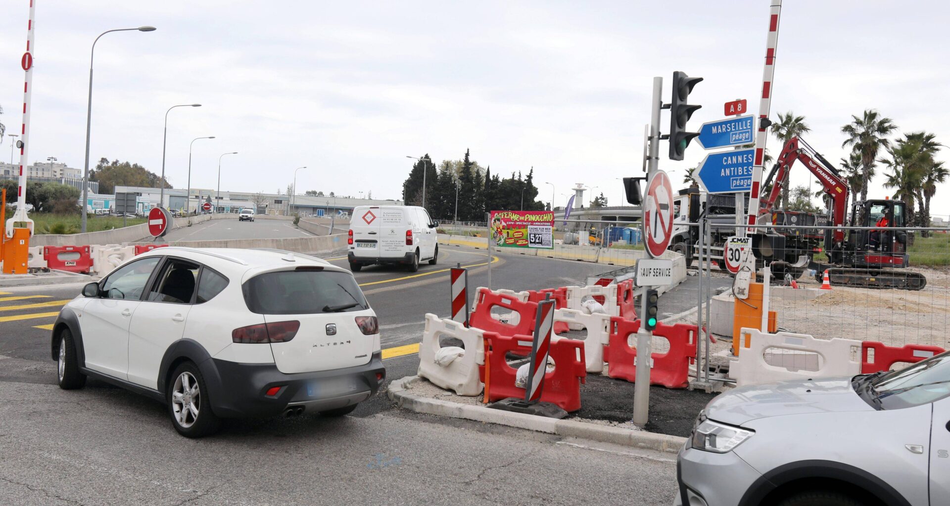 "C’est complètement stupide, on nous renvoie tous dans un énorme bouchon": galère et agacement pour les automobilistes au niveau de la bretelle de l’A8 désormais fermée à Nice
