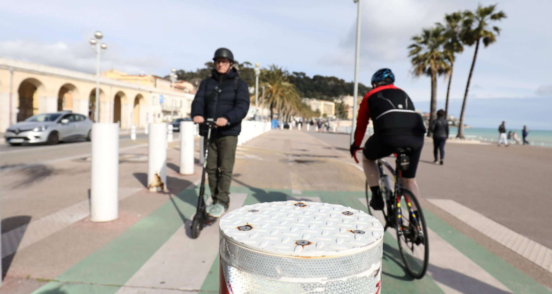 "Ils sont peu visibles": il chute de son vélo et se blesse en percutant un poteau anti-intrusion sur la promenade des Anglais à Nice