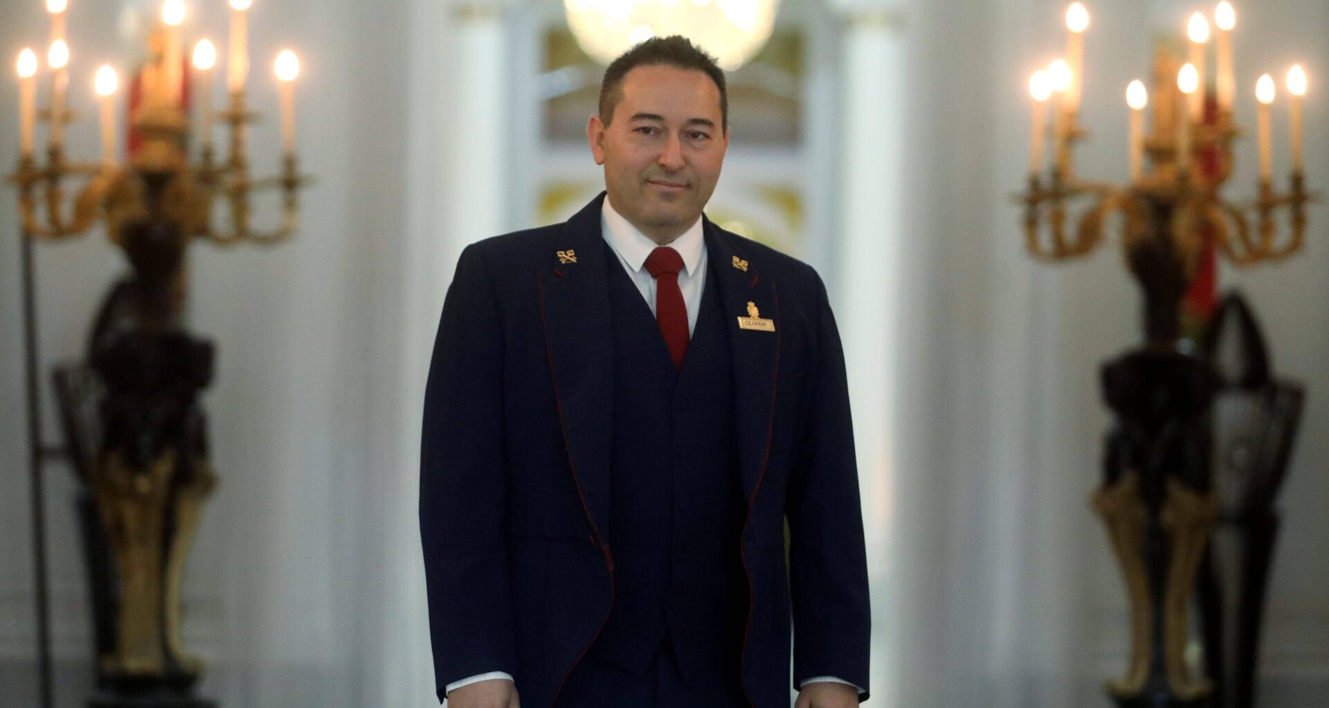 Concierge du Negresco, auteur et acteur de théâtre, réputé sur les réseaux sociaux... Les 1.000 vies du Niçois Olivier Macron