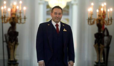 Concierge du Negresco, auteur et acteur de théâtre, réputé sur les réseaux sociaux... Les 1.000 vies du Niçois Olivier Macron