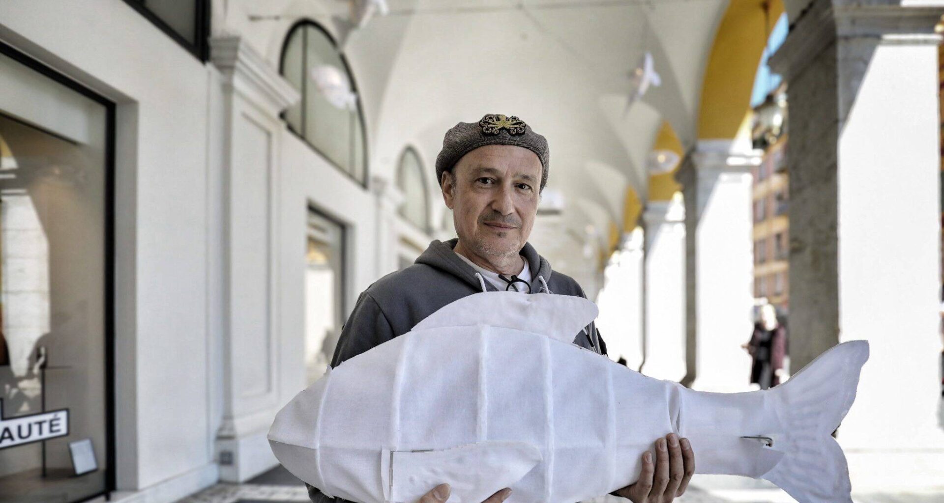 On vous explique pourquoi 300 poissons nagent sous les arcades des Galeries Lafayette à Nice