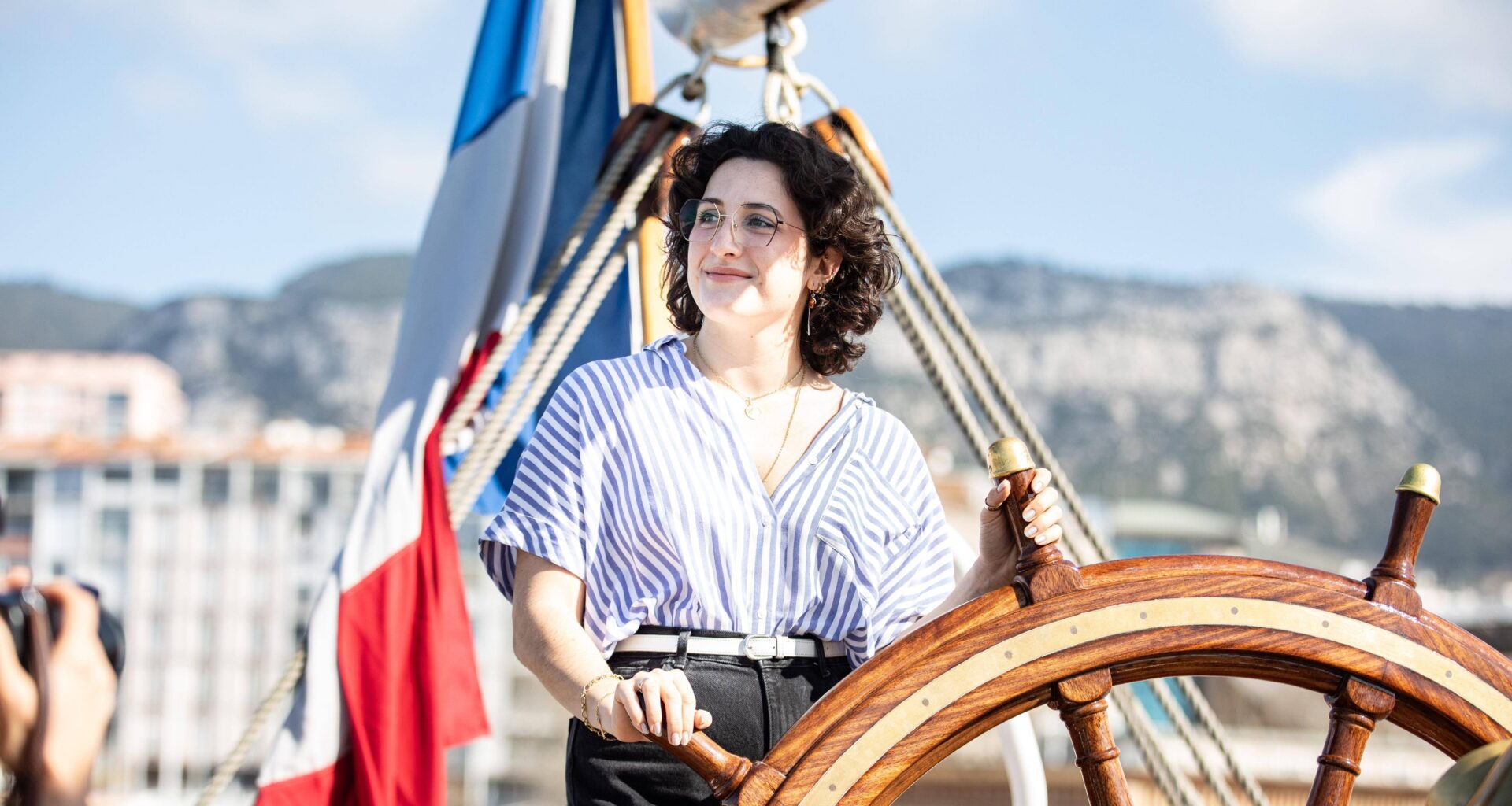 Après avoir ramené la flamme olympique à bord du Belem à Marseille, Manon rêve de devenir matelot