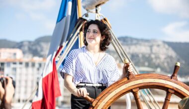 Après avoir ramené la flamme olympique à bord du Belem à Marseille, Manon rêve de devenir matelot