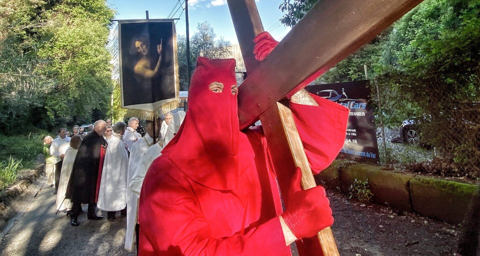 Pour le Vendredi saint, à Saint-Laurent-du-Var, des "chevaliers" ont reconstitué le Catenacciu, une procession de croix typique en Corse