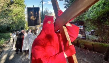 Pour le Vendredi saint, à Saint-Laurent-du-Var, des "chevaliers" ont reconstitué le Catenacciu, une procession de croix typique en Corse