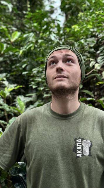 "Je ne suis pas du tout aventurier": à 23 ans, ce Toulonnais est parti s’occuper de chimpanzés en Afrique