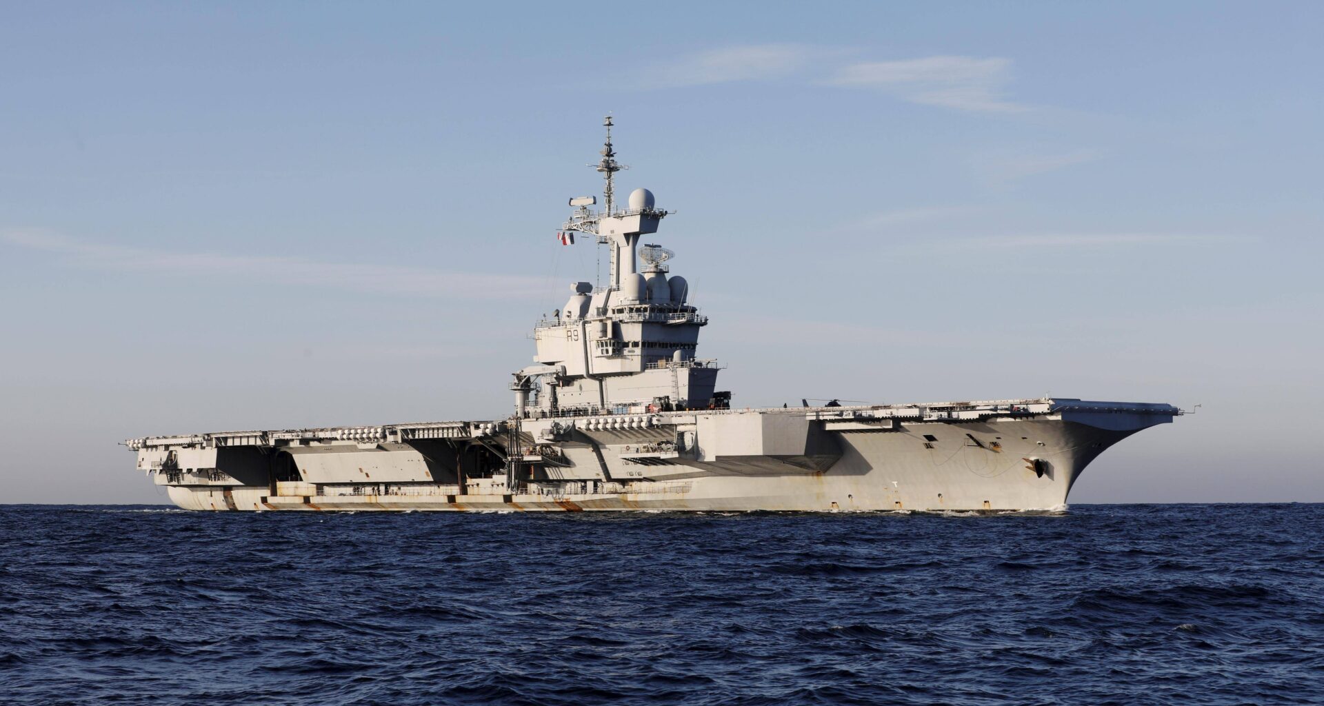 Un marin du groupe constitué autour du porte-avions Charles-de-Gaulle porté disparu en mer au large de Toulon
