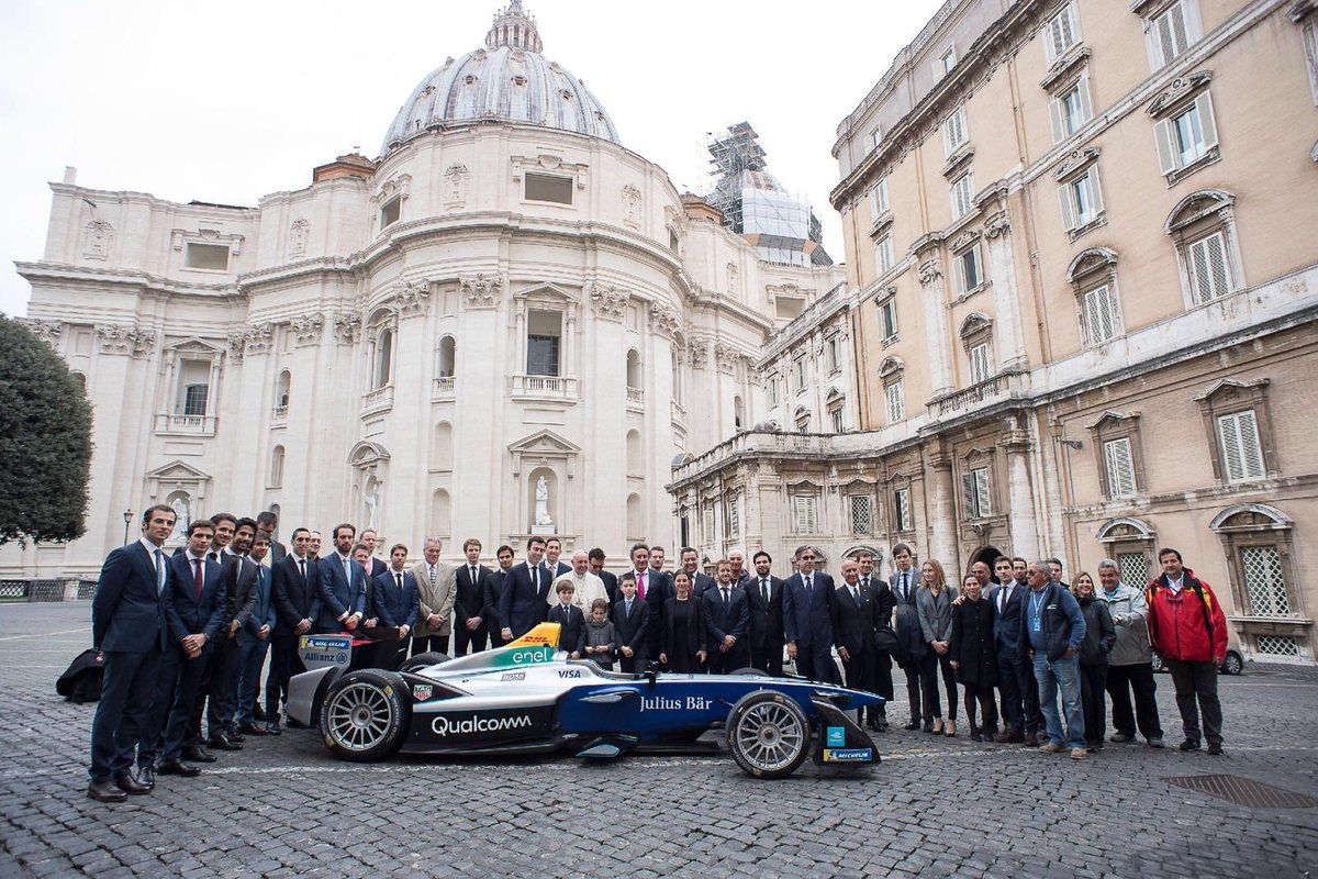 Quand le pape François avait béni une monoplace de Formule E