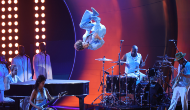 Est-ce que Benson Boone a fait un salto sur scène à Coachella ? Bien sûr que oui
