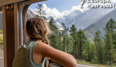 Femme voyageant en train et admirant le paysage alpin - Crédits : Mystockimages / iStock