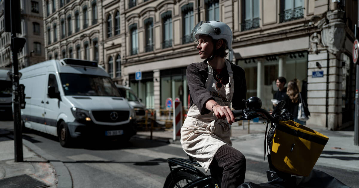 A Lyon, Lolita Schleret végétalise la ville avec son «binôme», un vélo-cargo parfait pour s’affranchir des contraintes de la ZFE – Libération