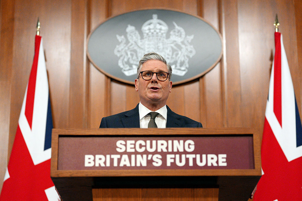 Le gouvernement adopte une loi d'urgence pour prendre le contrôle de British Steel et maintenir la production d'acier