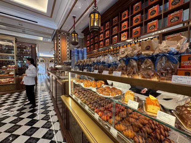 Avenue des Champs-Elysées (VIIIe), ce 17 avril 2025. Des croissants aux différentes saveurs sont vendues dans la boutique. LP/Paul Abran