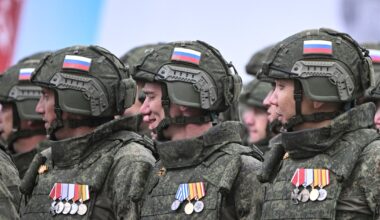 Des militaires russes impliqués dans l'action militaire du pays en Ukraine défilent sur la Place Rouge lors de la parade militaire du Jour de la Victoire dans le centre de Moscou, le 9 mai 2024.
