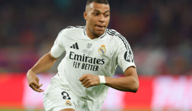 Incroyable mais vrai : Mbappé inscrit le premier coup franc direct de sa carrière ! - Copa del Rey - Finale - FC Barcelone-Real Madrid