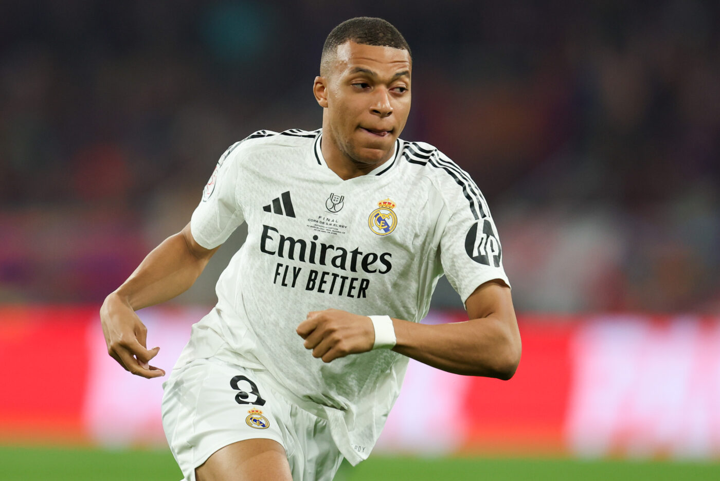 Incroyable mais vrai : Mbappé inscrit le premier coup franc direct de sa carrière ! - Copa del Rey - Finale - FC Barcelone-Real Madrid