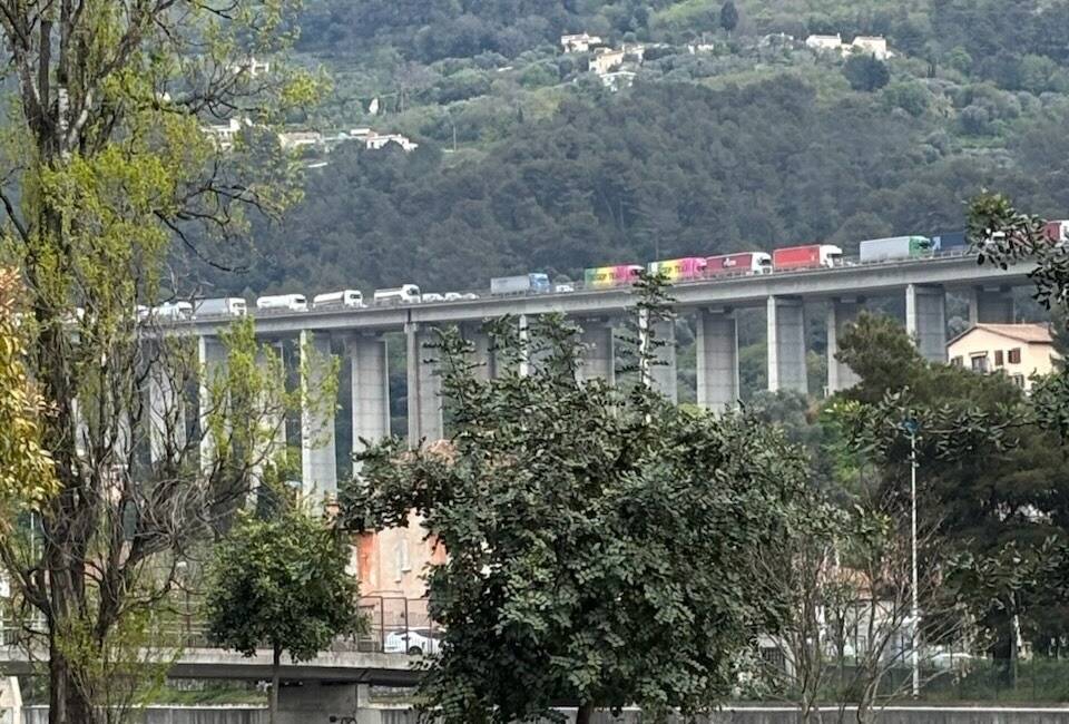 Un accident sur l’A8 provoque un embouteillage monstre à Nice dans le sens Italie-France