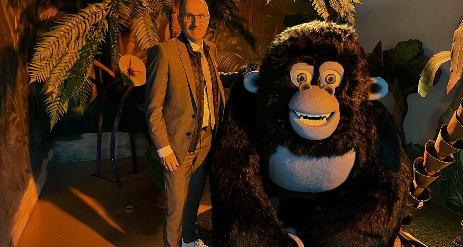Olivier Cahuzac, directeur du salon du Meet en compagnie de Miguel, le gorille des as de la jungle 2