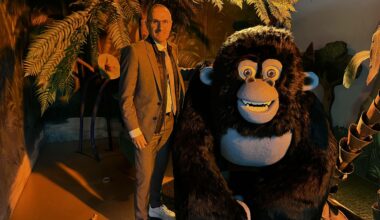 Olivier Cahuzac, directeur du salon du Meet en compagnie de Miguel, le gorille des as de la jungle 2