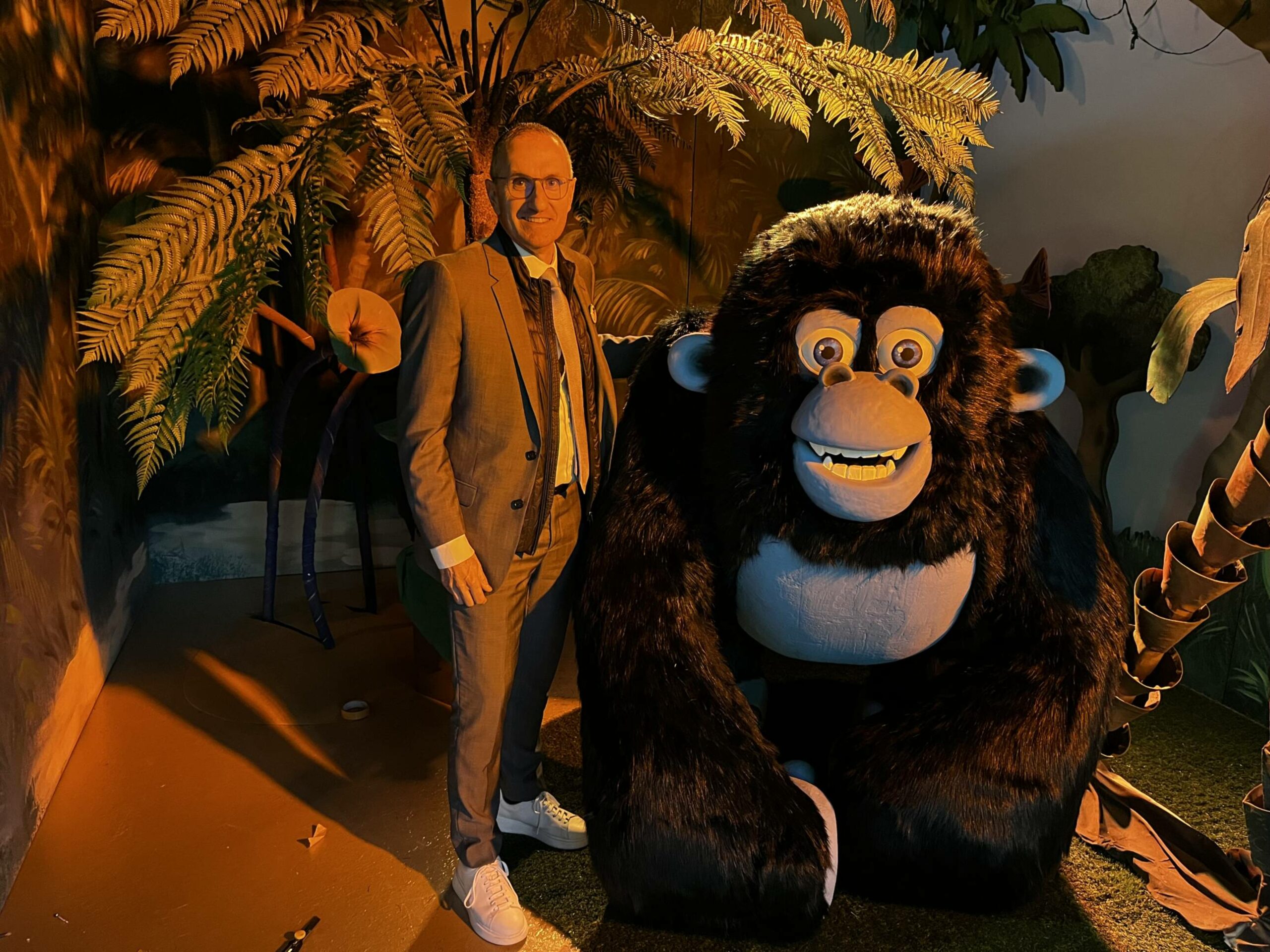 Olivier Cahuzac, directeur du salon du Meet en compagnie de Miguel, le gorille des as de la jungle 2