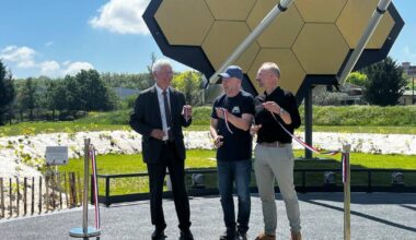 De gauche à droite : Jean-Claude Dardelet, Président de la Cité de l’espace, Pierre-Olivier Lagage, chef du département d’astrophysique du CEA et Christophe Chaffardon, responsable des activités éducatives à la Cité de l’espace effectuent un geste inaugural pour la maquette du télescope James Webb.