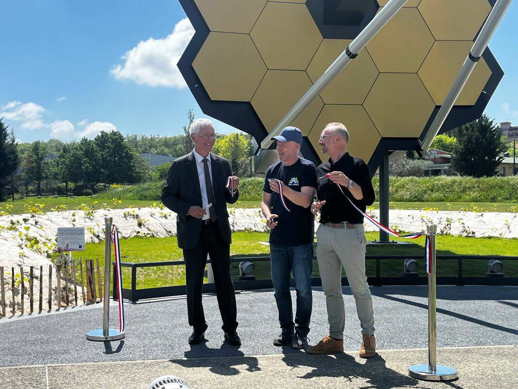 De gauche à droite : Jean-Claude Dardelet, Président de la Cité de l’espace, Pierre-Olivier Lagage, chef du département d’astrophysique du CEA et Christophe Chaffardon, responsable des activités éducatives à la Cité de l’espace effectuent un geste inaugural pour la maquette du télescope James Webb.