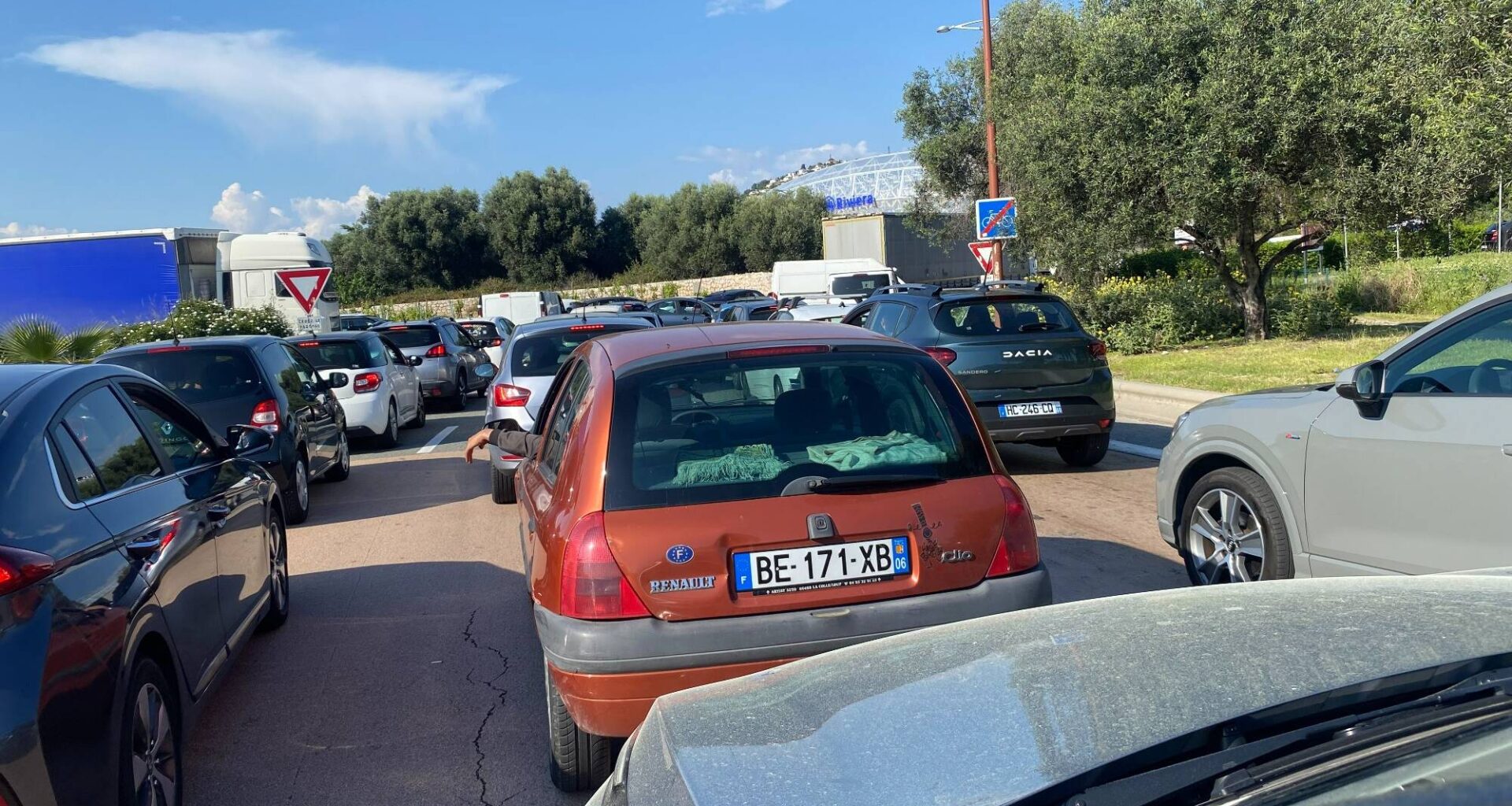 Un accident entre cinq voitures provoque un long bouchon sur l'A8 autour de Nice