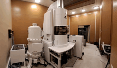 L’ONERA, le CNRS, la Région Île-de-France et l’Université Paris-Saclay inaugurent le nouveau microscope électronique en transmission MOSTRA pour répondre aux défis des matériaux de demain.