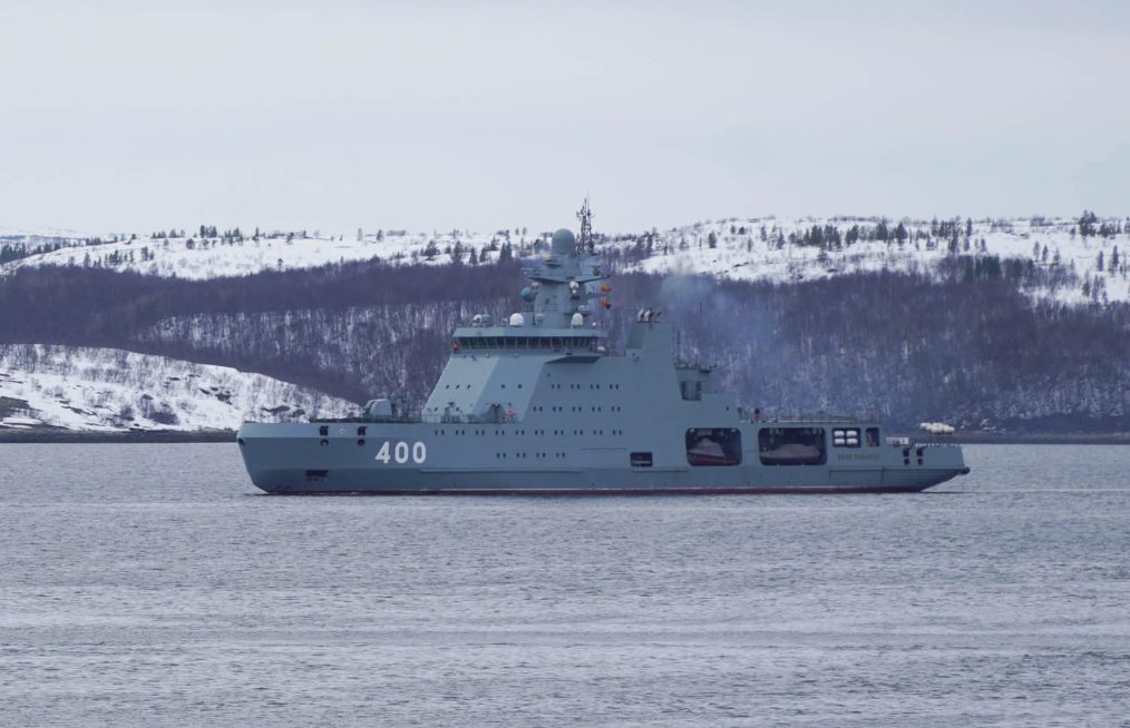 Le patrouilleur polaire russe Ivan Papanin réalise des essais en Arctique